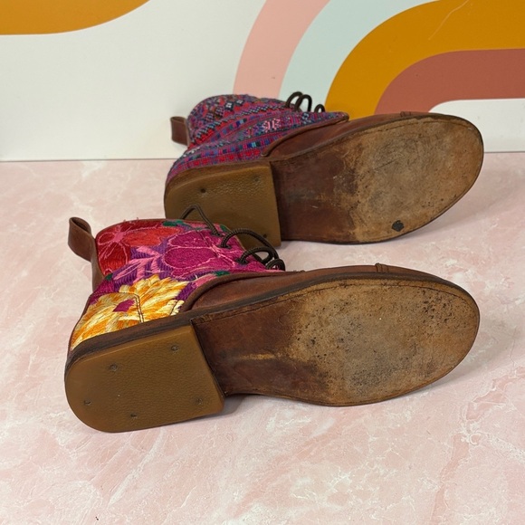 Vintage-Inspired Lace-Up Boots with Embroidered  Flowers. - Picture 7 of 12